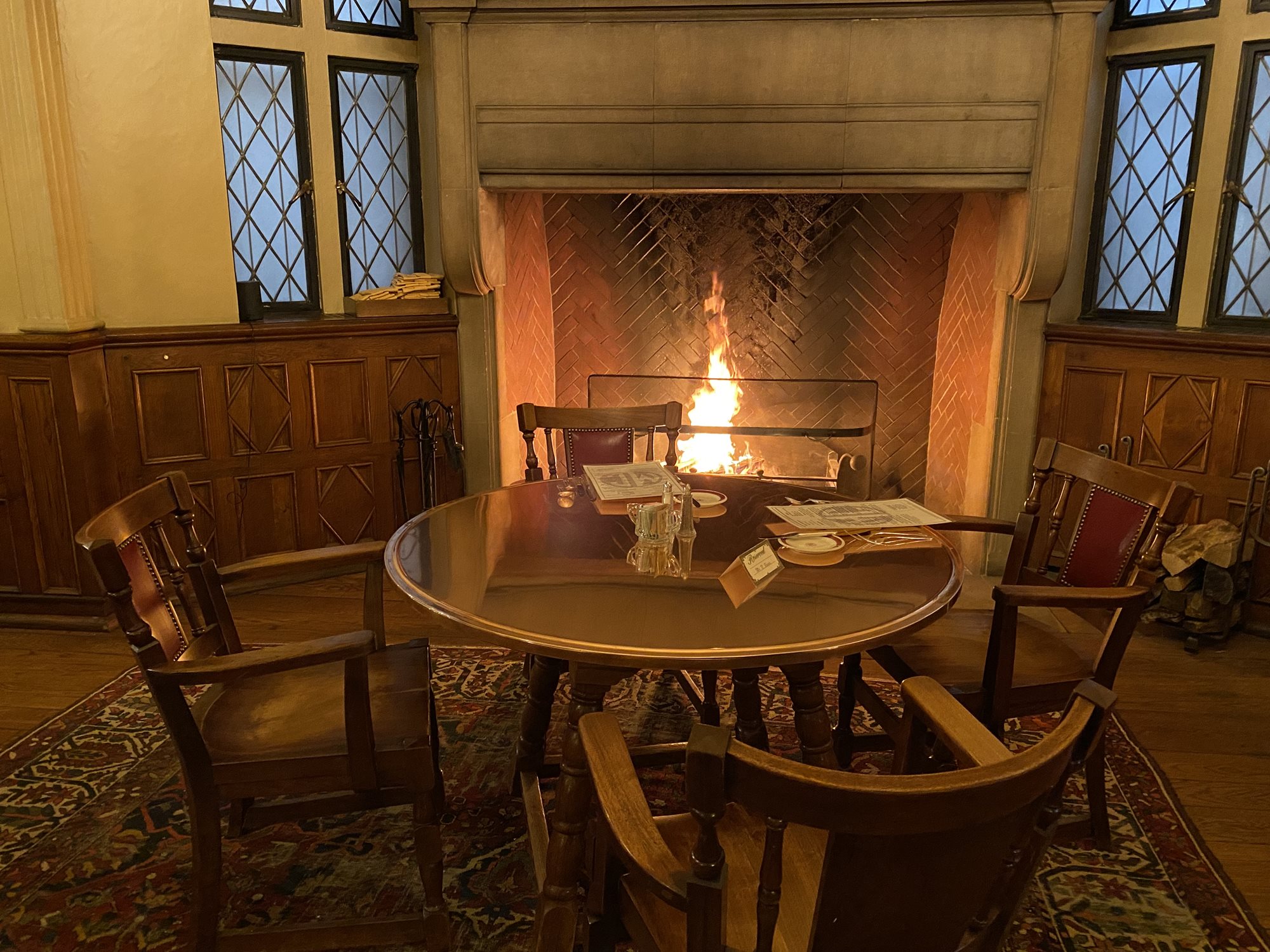 tavern_for_lunch_with_fire